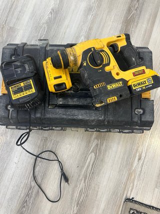 Taladro percutor DeWalt con cargador y batería