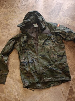 Conjunto chubasquero impermeable camuflaje