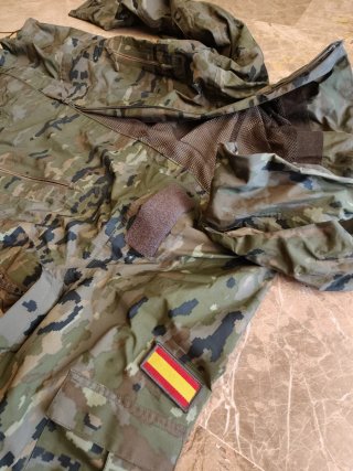 Conjunto chubasquero impermeable camuflaje