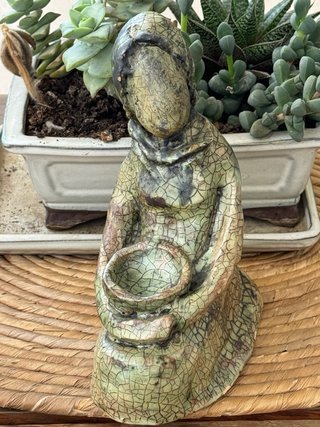 Figura mujer cerámica artesanal