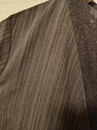 Vestido Sra. con encaje y abertura
