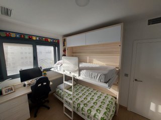 Dormitorio con 2 camas abatibles y escritorio