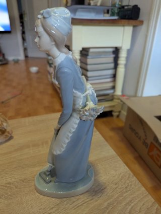 Figura NAO Lladró - Doncella Aspiradora