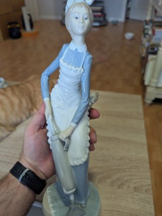 Figura NAO Lladró - Doncella Aspiradora