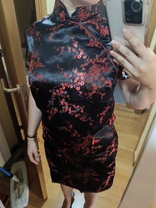 Vestido estilo asiático negro y rojo.
