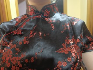 Vestido estilo asiático negro y rojo.