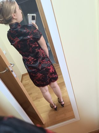 Vestido estilo asiático negro y rojo.