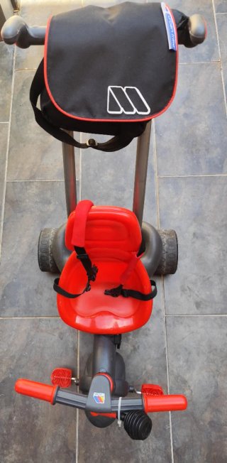 Triciclo Rojo y Negro con Bolso