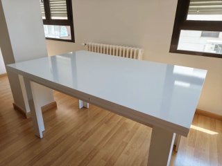 Mesa comedor extensible blanca.