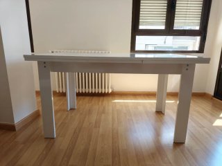 Mesa comedor extensible blanca.
