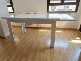 Mesa comedor extensible blanca.