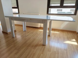 Mesa comedor extensible blanca.