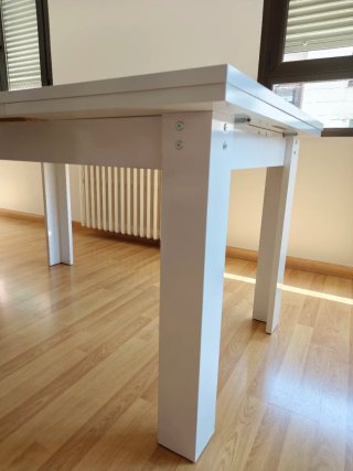 Mesa comedor extensible blanca.