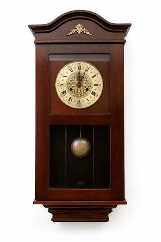 Reloj de pared antiguo con péndulo