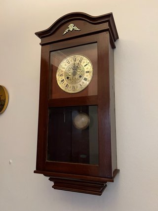 Reloj de pared antiguo con péndulo