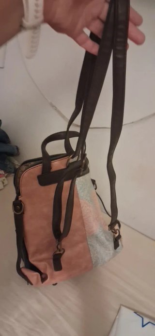 Bolso azul y negro con estampado