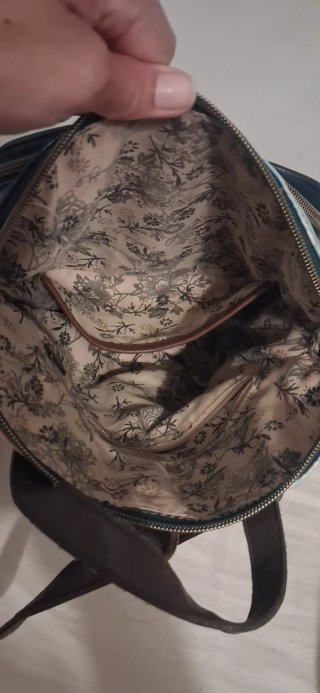 Bolso azul y negro con estampado