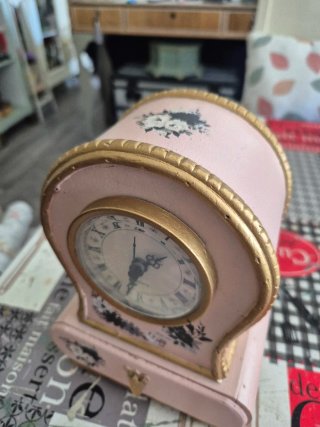 Reloj y joyero vintage dorado y rosa