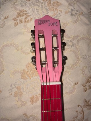 Guitarra acústica rosa