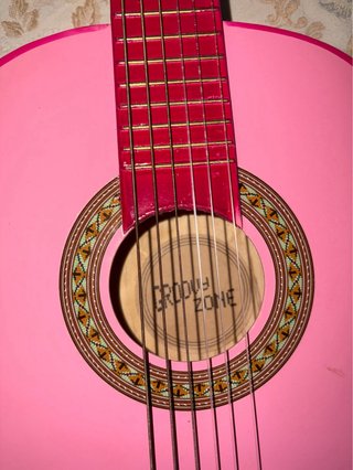 Guitarra acústica rosa