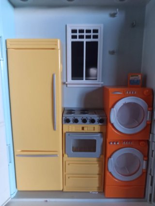 Casa de muñecas con puerta roja y ventana
