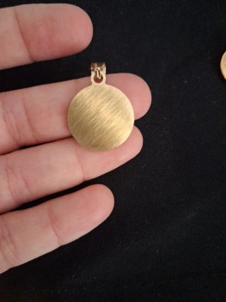 Medalla Virgen Esmeralda Dorada