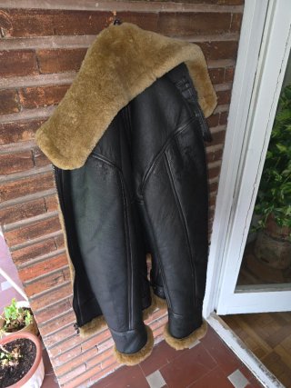 Cazadora de cuero estilo aviador
