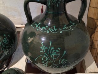 Alacena de pino con 2 tinajas de cerámica