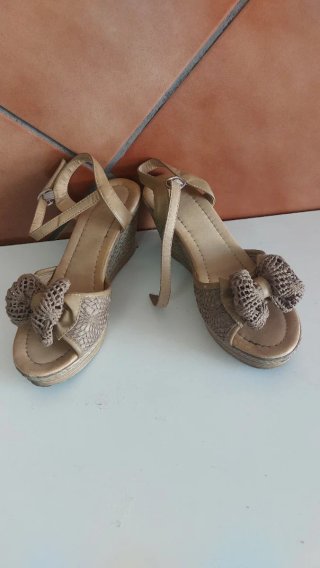 Cuñas de mujer marrones con lazo