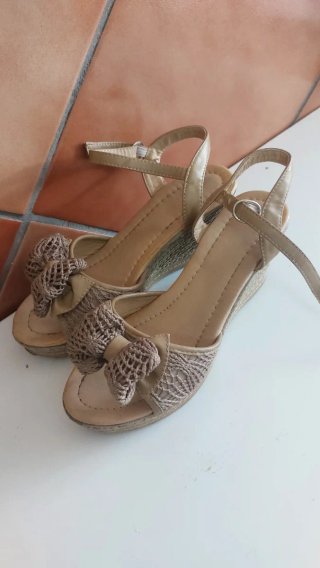 Cuñas de mujer marrones con lazo