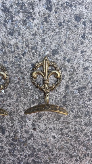 2 Percheros dorados antiguo con flor de lis
