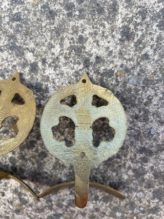 2 Percheros dorados antiguo con flor de lis