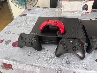 Xbox One y PS3 con mandos y juegos
