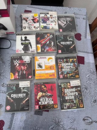 Xbox One y PS3 con mandos y juegos