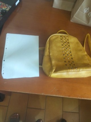 Mochila amarilla con tachuelas