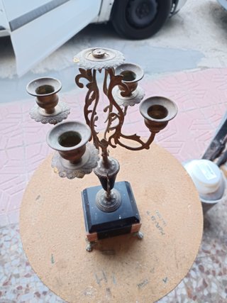 Reloj antiguo y candelabros