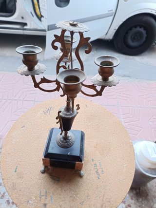 Reloj antiguo y candelabros