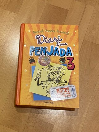 5 libros de la saga“diari d’una penjada”en catalan