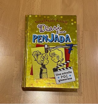 5 libros de la saga“diari d’una penjada”en catalan