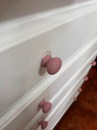 Cajonera blanca con tiradores rosas