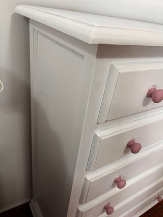 Cajonera blanca con tiradores rosas