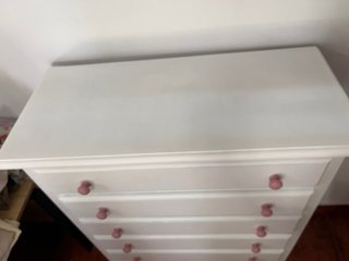 Cajonera blanca con tiradores rosas