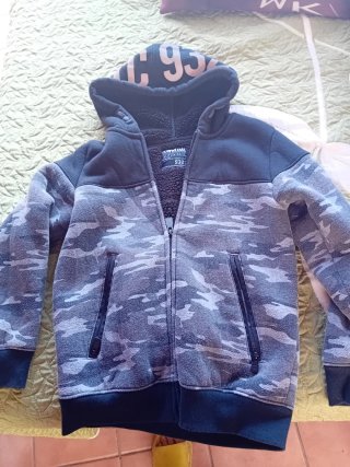 Varias Chaquetas con capucha y forro polar