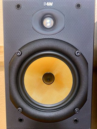 Altavoces B&W DM602S2. Soportes aparte.