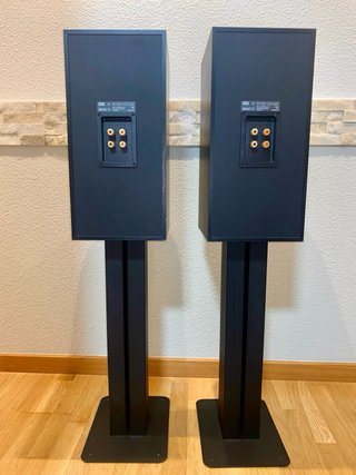 Altavoces B&W DM602S2. Soportes aparte.