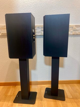 Altavoces B&W DM602S2. Soportes aparte.