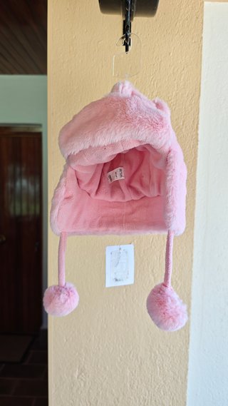 Gorro ECI orejitas y pompones 50 cm