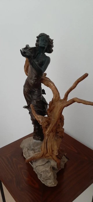 Escultura de mujer con árbol