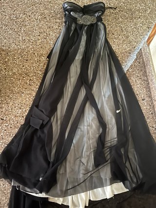 Vestido de fiesta negro elegante con pedrería