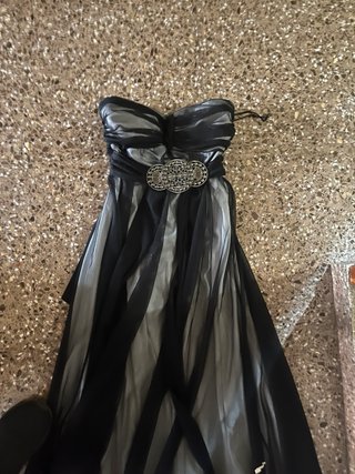Vestido de fiesta negro elegante con pedrería